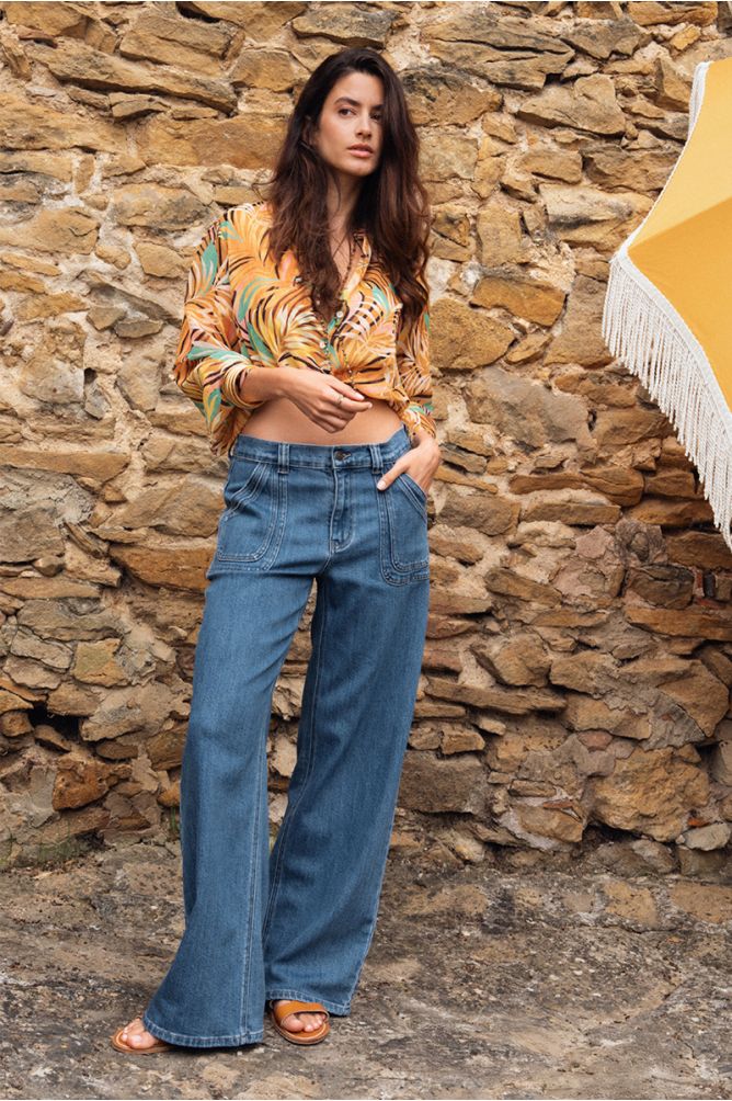 Wide, high-waisted jeans