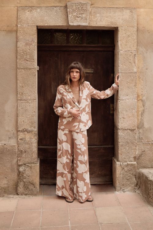 Pantalón de mujer largo, con estampado floral.