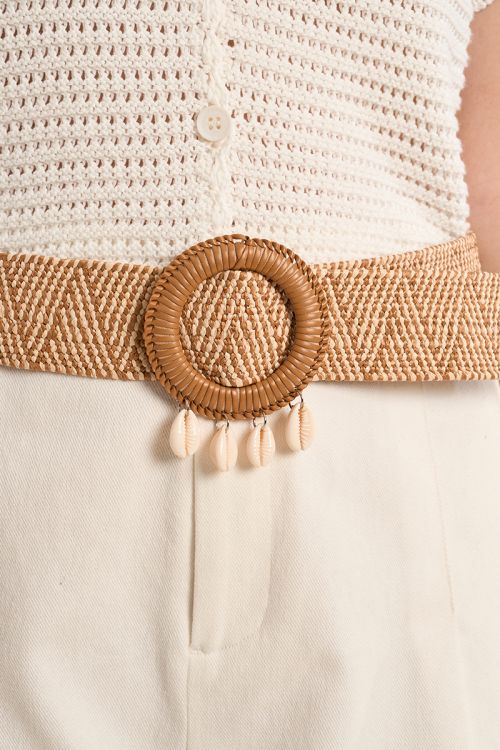 Cinturón de mujer de rafia, hebilla redonda y conchitas.