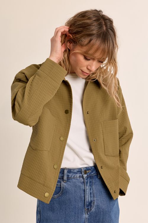 Chaqueta de mujer de manga larga, detalle bolsillos.