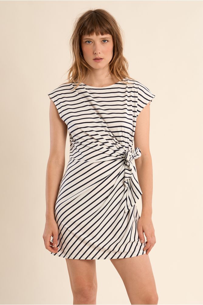 Vestido de manga corta, con estampado y lazada.