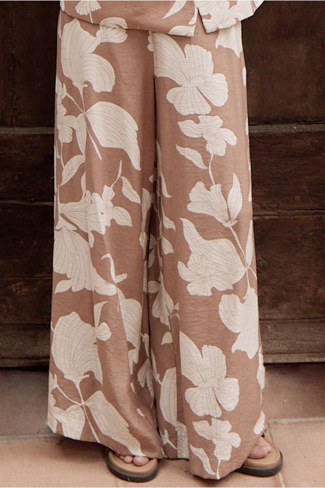 Pantalón de mujer largo, con estampado floral.