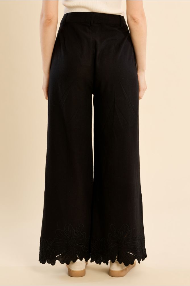 Pantalón de mujer largo, vaporoso, flores bordadas.