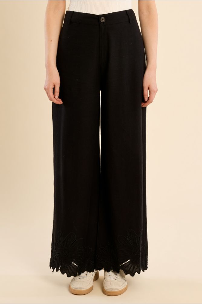 Pantalón de mujer largo, vaporoso, flores bordadas.
