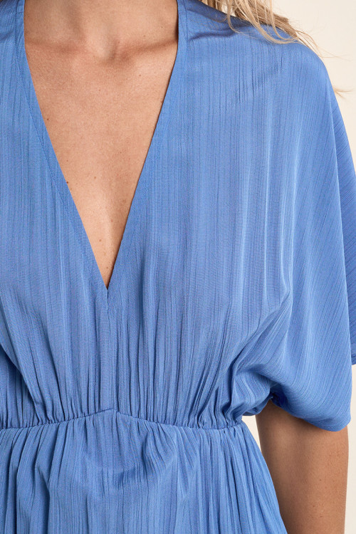 Vestido largo, de manga corta, con estampado.