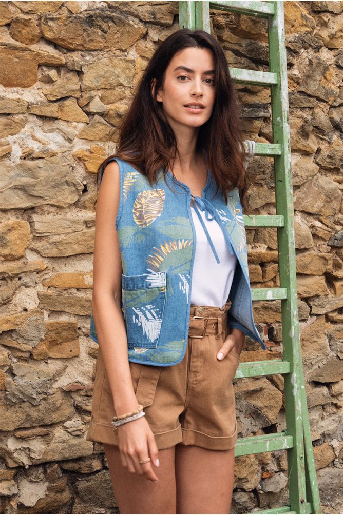 Chaleco de mujer corto, con estampado y lazada.