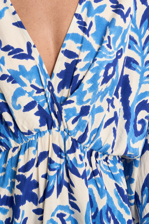 Short dress, flared sleeves