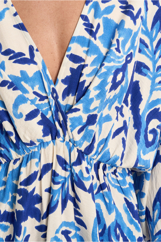 Vestido corto, de media manga, con estampado.