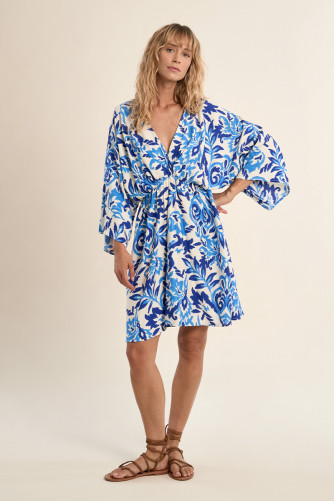 Short dress, flared sleeves