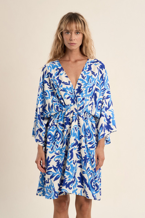 Robe courte, manches évasées