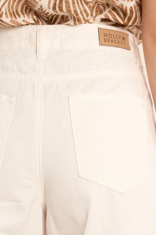 High-waisted and wide-waisted jeans