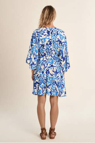 Short dress, flared sleeves