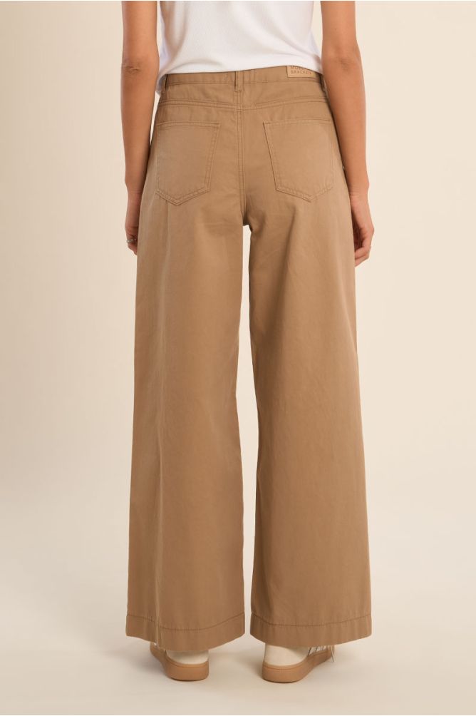 High-waisted and wide-waisted jeans