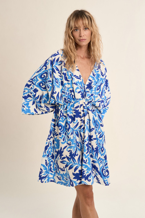 Short dress, flared sleeves