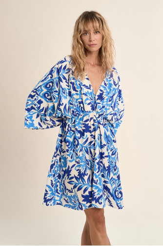 Robe courte, manches évasées