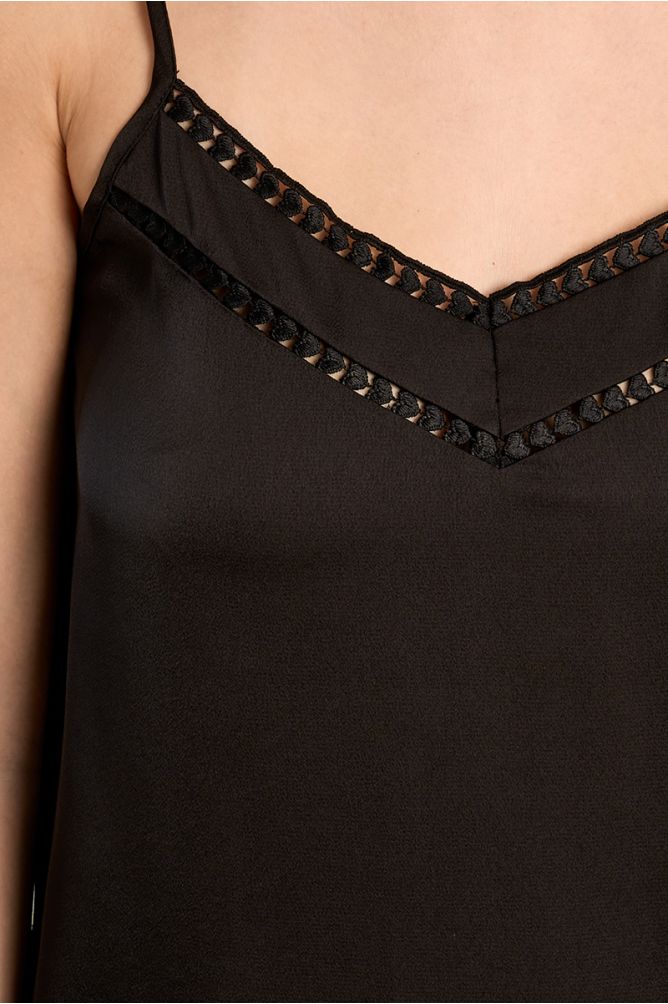 Top de mujer lencero, detalle en el escote