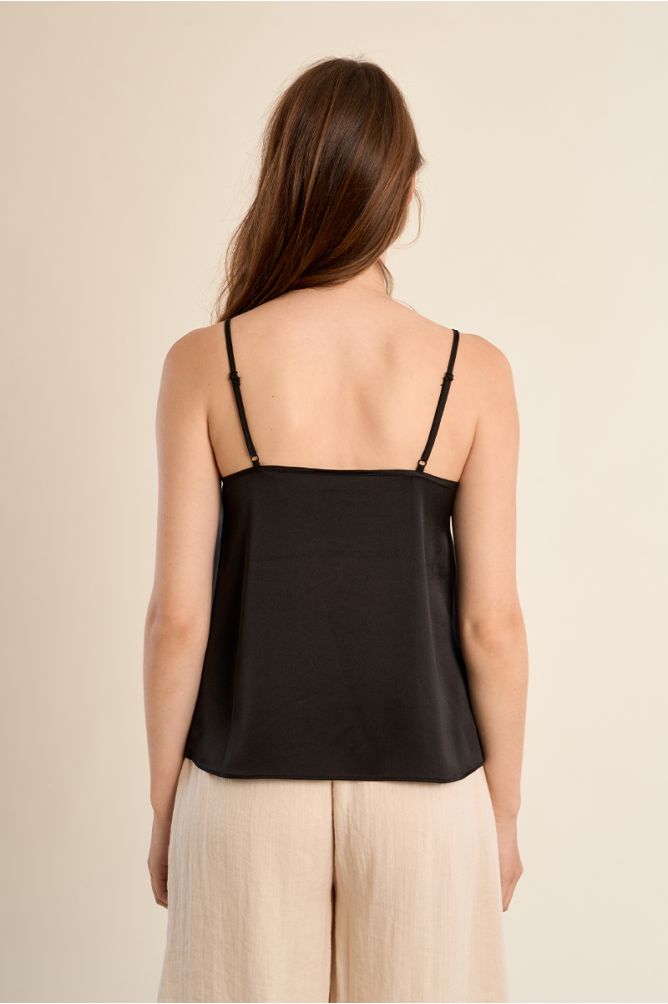Top de mujer lencero, detalle en el escote
