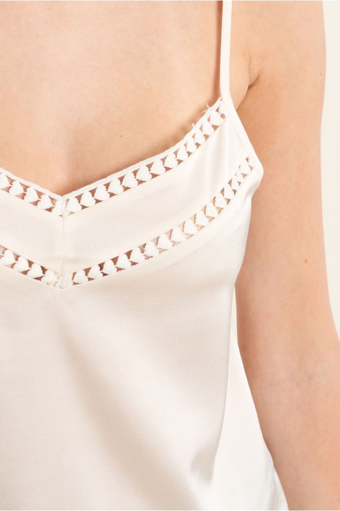 Top de mujer lencero, detalle en el escote
