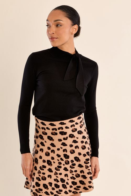 Fine knit sweater, bow detail
