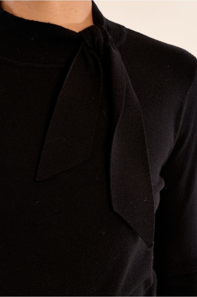 Pull en maille fine, détail nœud