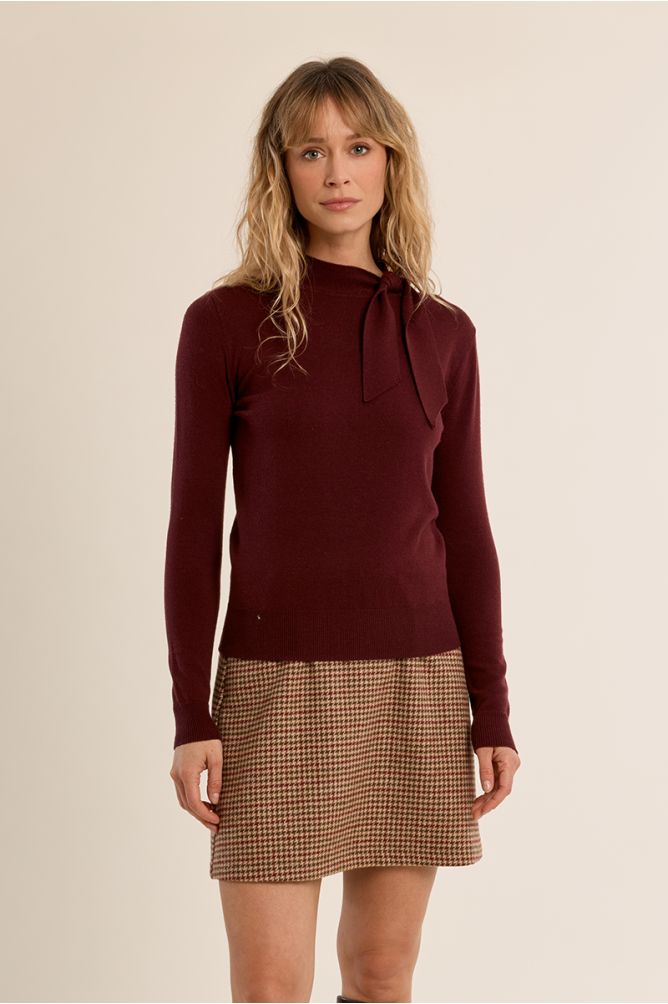 Pull en maille fine, détail nœud
