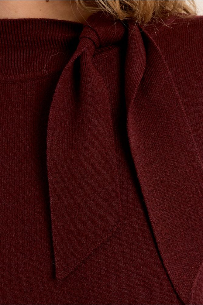 Pull en maille fine, détail nœud