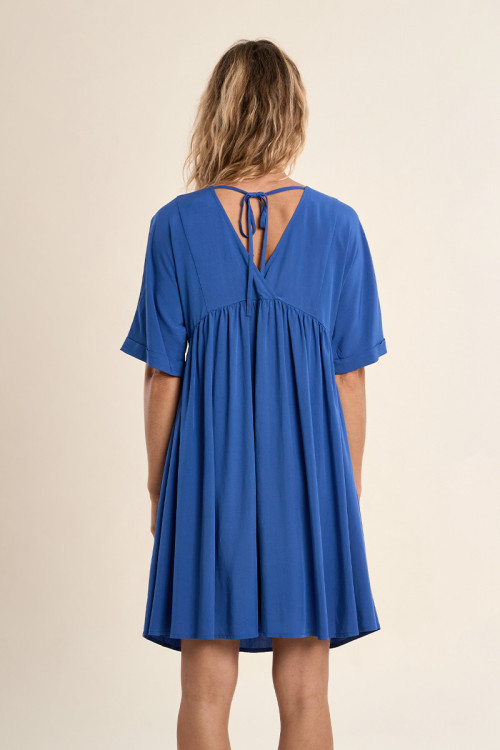 Vestido de mnaga corta, detalle lazada.