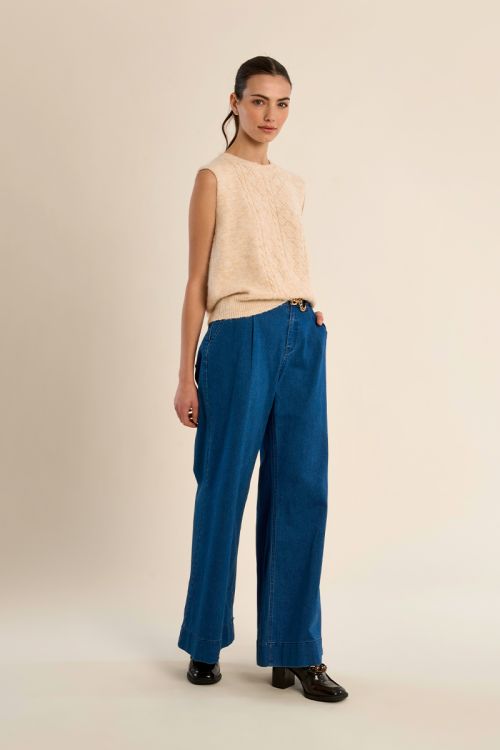 Sleeveless round neck sweater