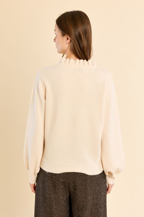 Pull en maille col volanté