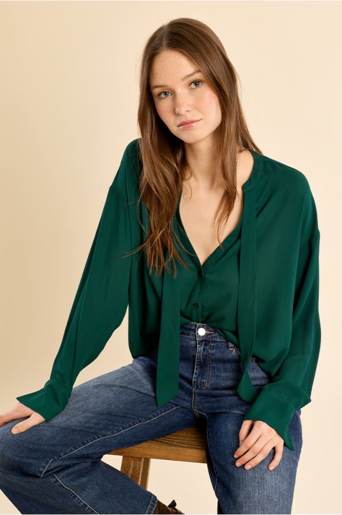 Fluid blouse with collar