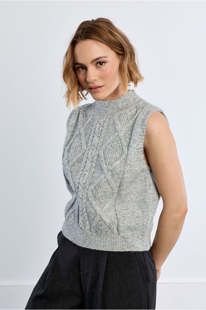 Sleeveless cable knit sweater