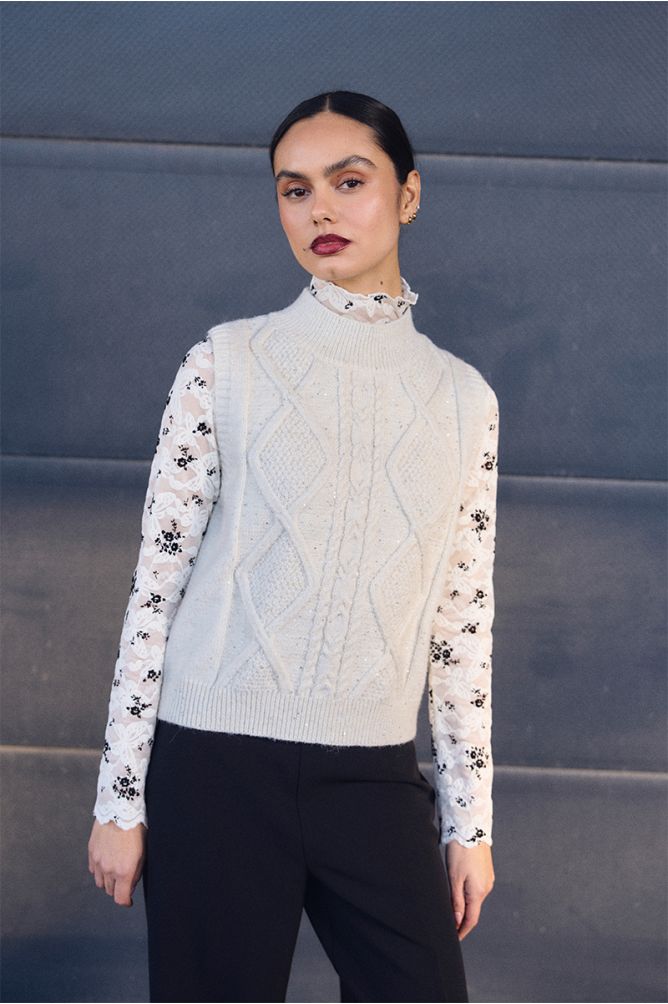 Sleeveless cable knit sweater