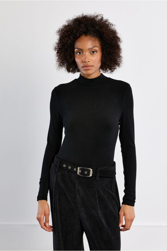Stand-up neck undershirt