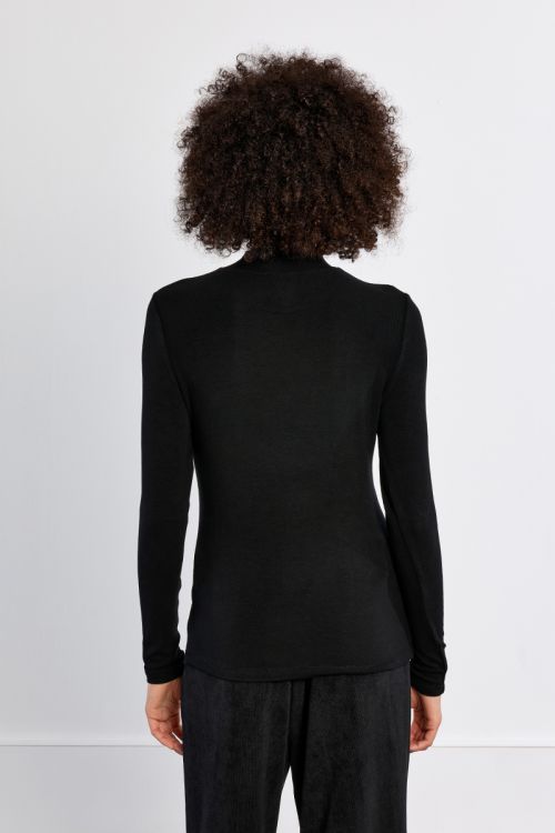 Stand-up neck undershirt