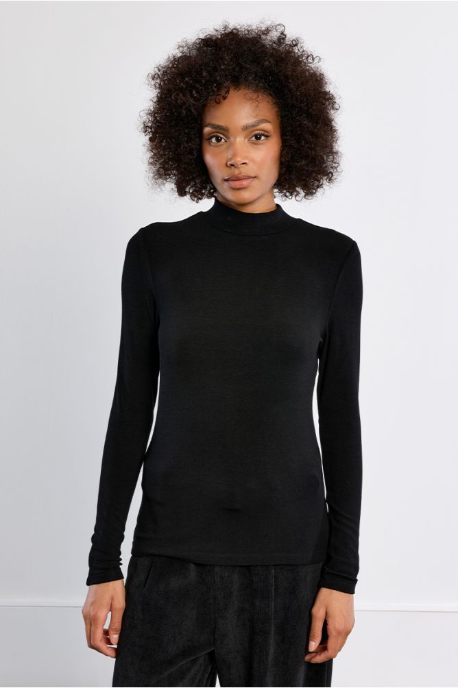 Stand-up neck undershirt