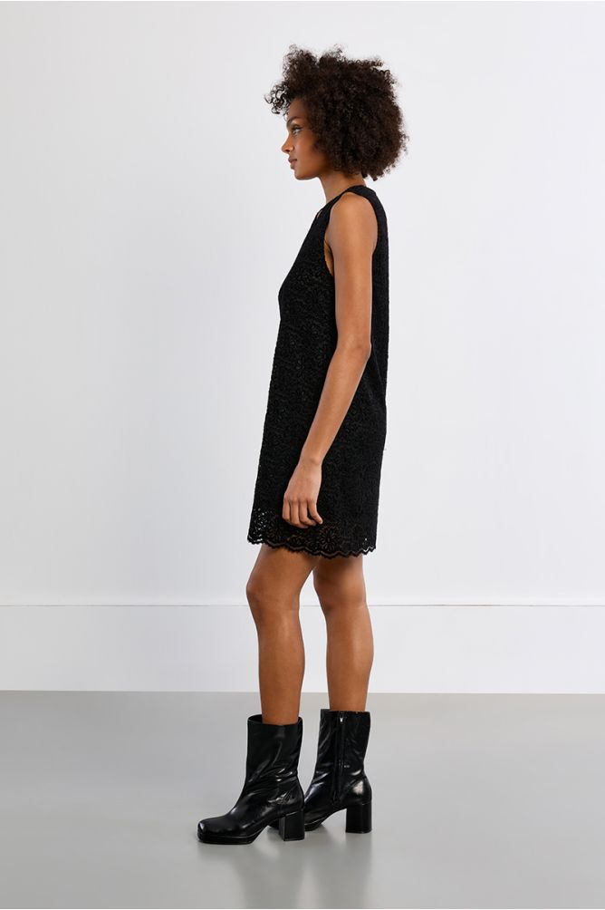 Vestido corto de manga sisa con encaje