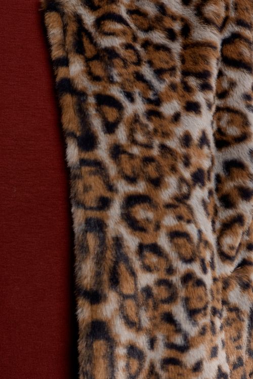 Chaleco corto en tejido de peluche con estampado