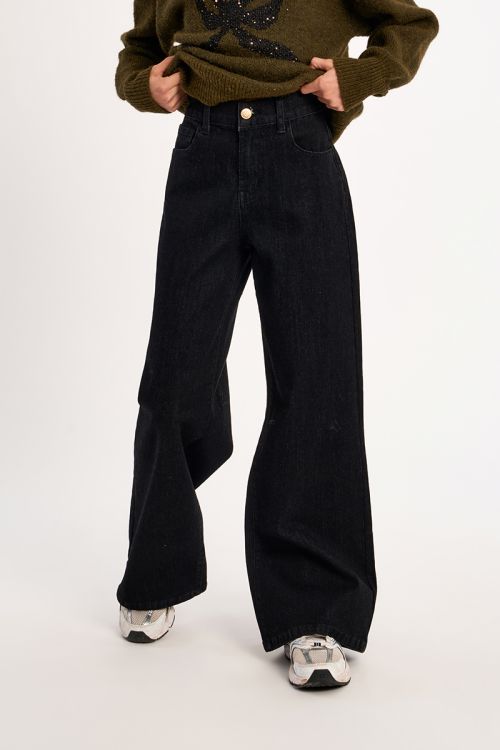 High-waisted jeans, flared fit
