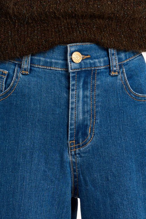 High-waisted jeans, flared fit