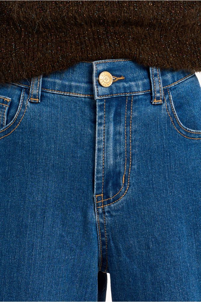 High-waisted jeans, flared fit