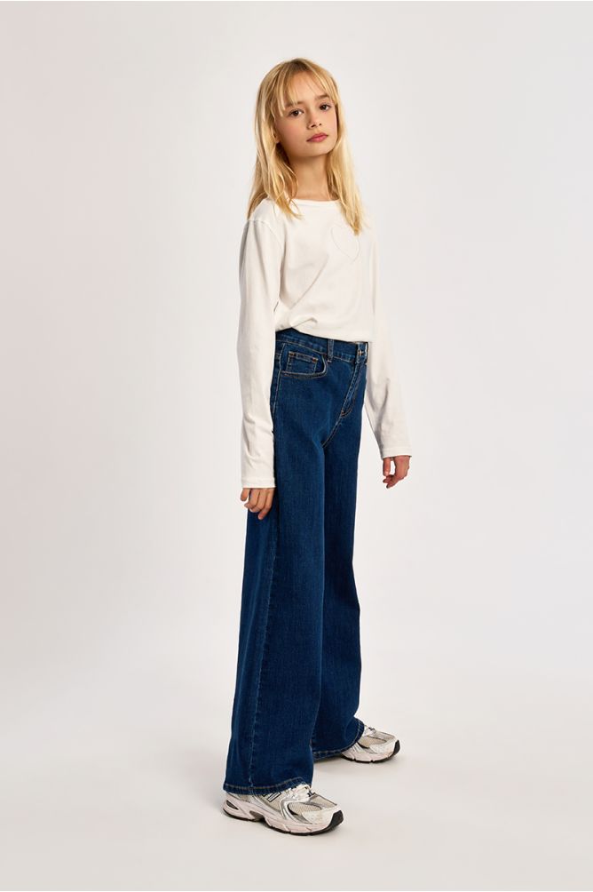 High-waisted jeans, flared fit