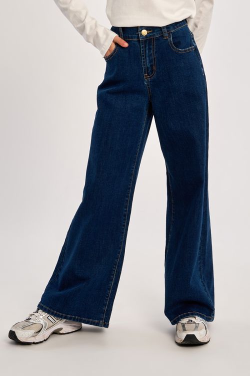 High-waisted jeans, flared fit