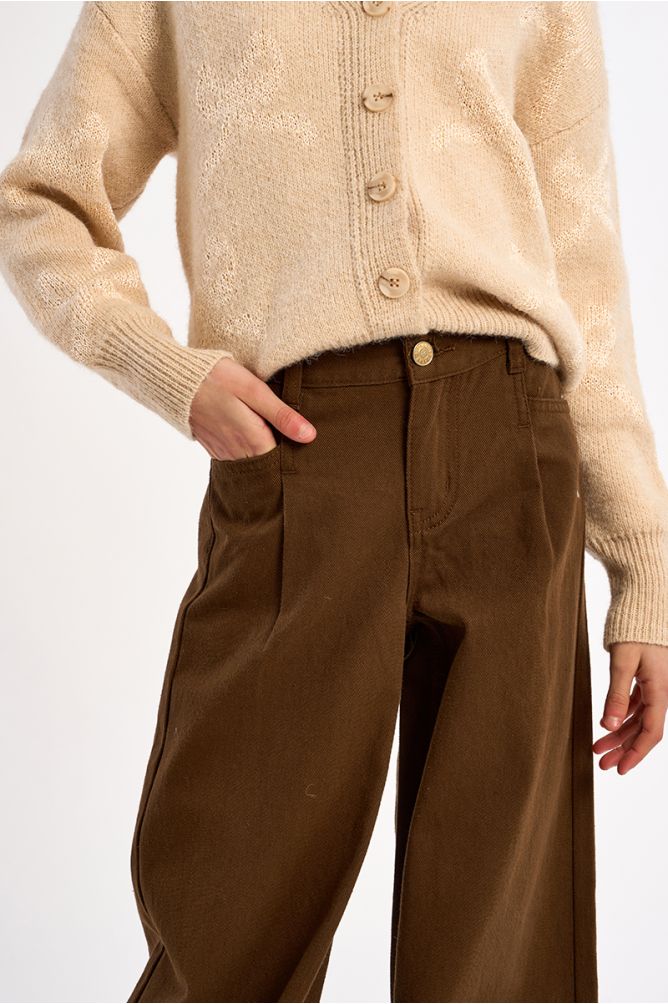 Pantalón largo de perneras anchas.
