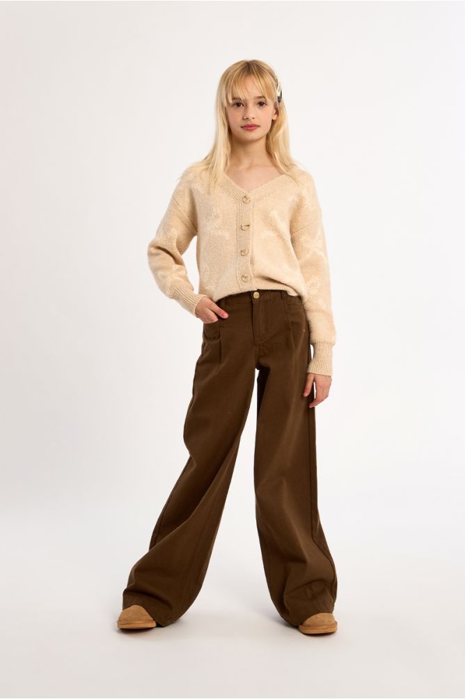 Pantalón largo de perneras anchas.