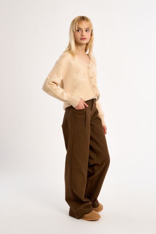 Pantalón largo de perneras anchas.