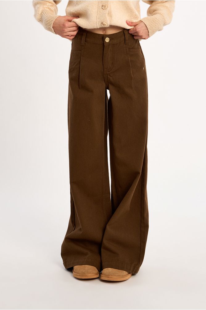 Pantalón largo de perneras anchas.