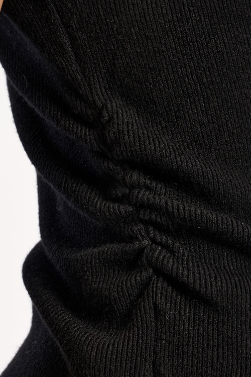 Jersey de manga caída y cuello semi elevado.