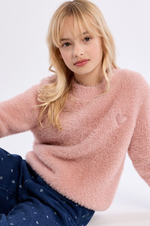 Pull duveteux, cœur brodé