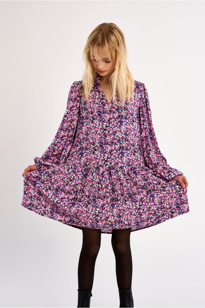 Robe volantée, motif fleuri