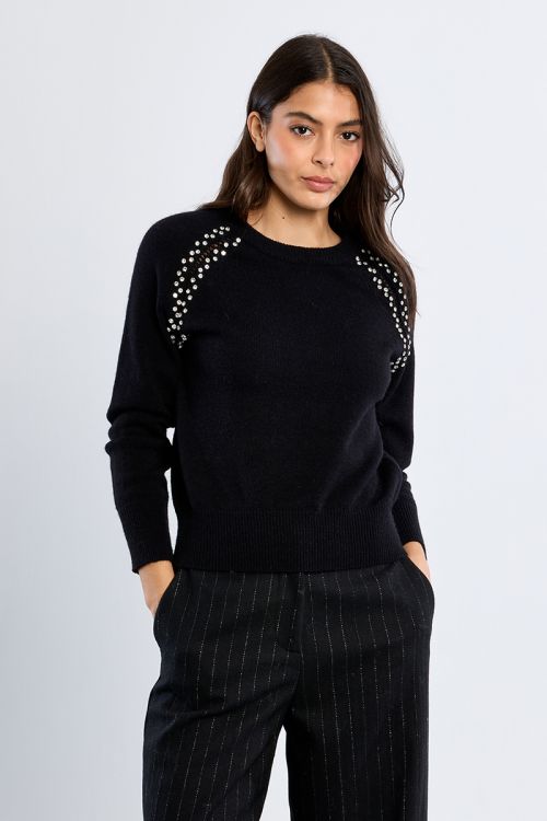 Pull en maille, broderies ajourées et clous